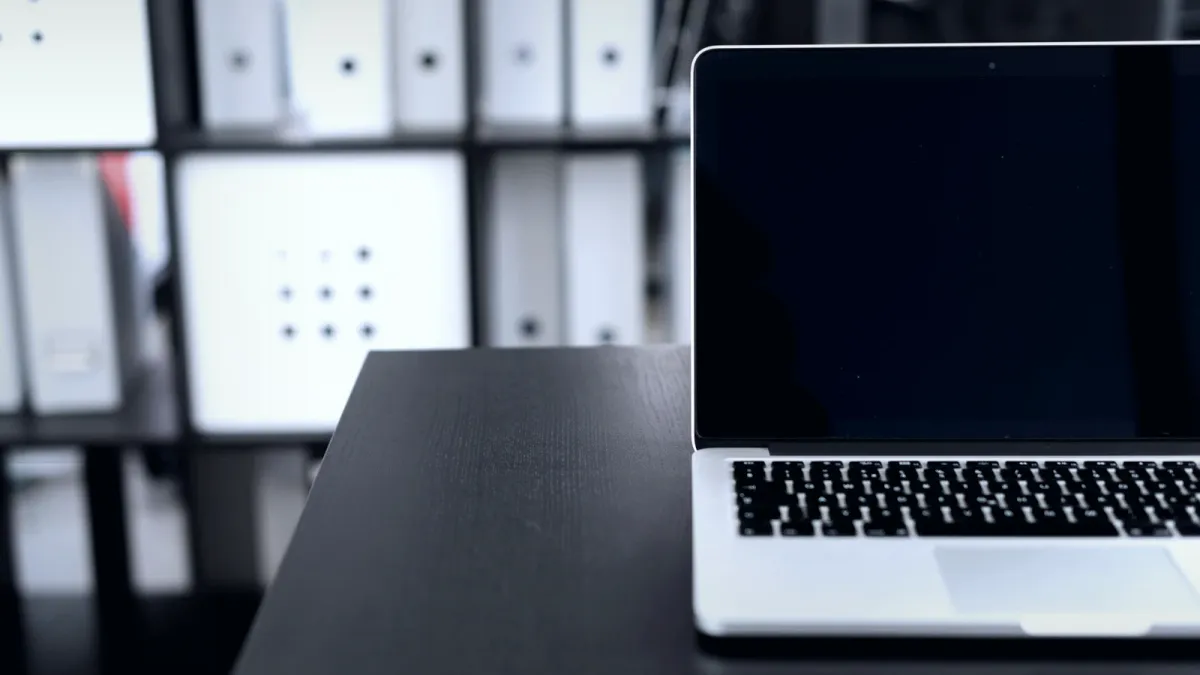 Digitale Immobilienakte mit digitaler Ordnerstruktur am Laptop