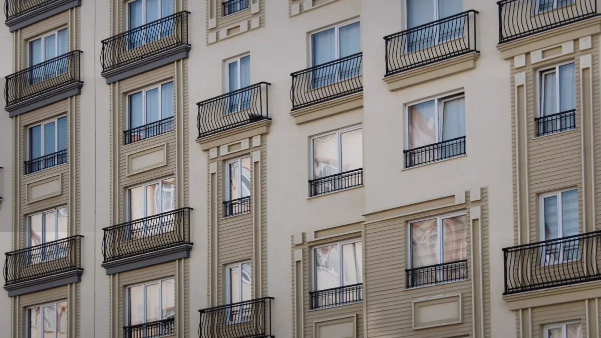 Mehrfamilienhaus als Symbol für Aufgaben der Mietverwaltung