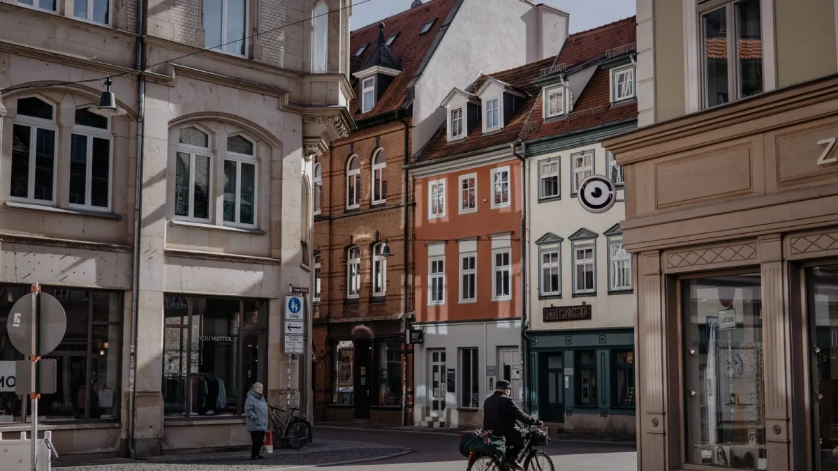 Historische Straßenszene in Erfurt als Titelbild für den Vergleich der besten Hausverwaltungen in Erfurt