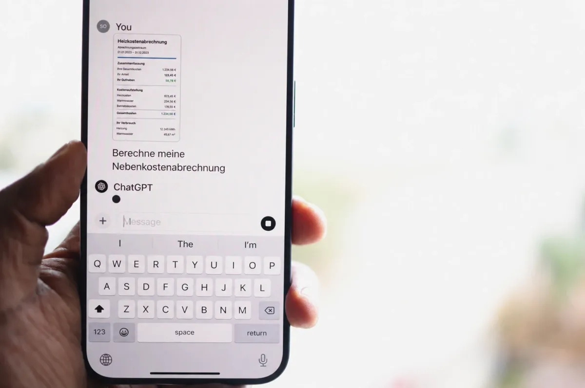 Smartphone mit ChatGPT-Anfrage zur Berechnung einer Nebenkostenabrechnung