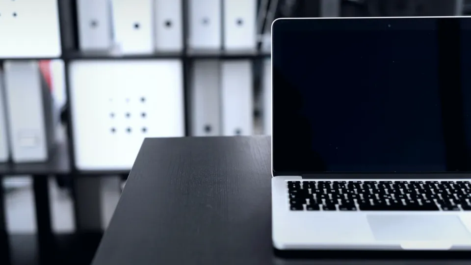 Digitale Immobilienakte mit digitaler Ordnerstruktur am Laptop