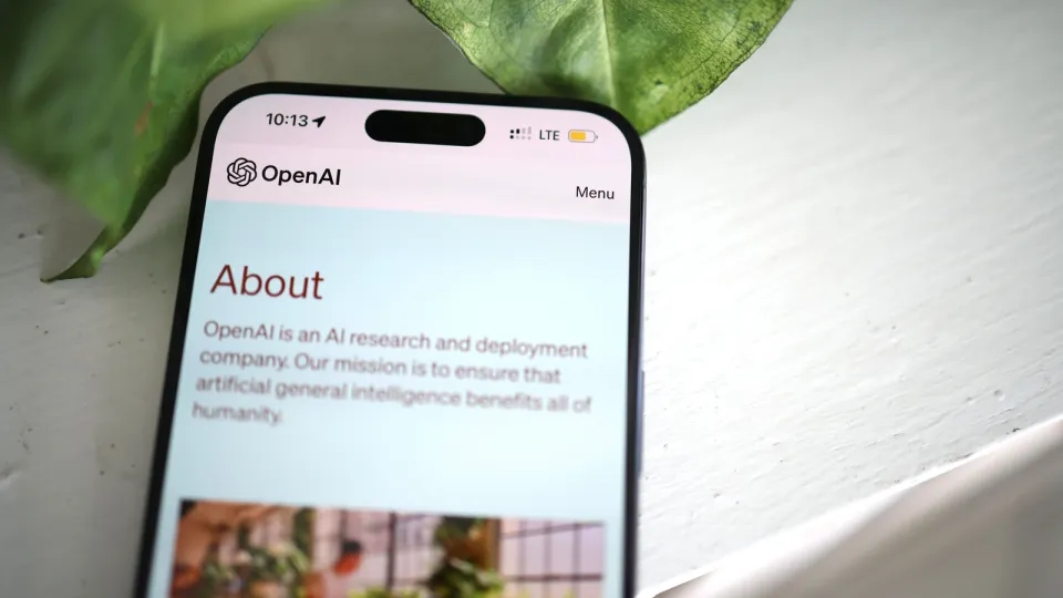 Smartphone mit OpenAI-Webseite als Symbol für KI in der Hausverwaltung