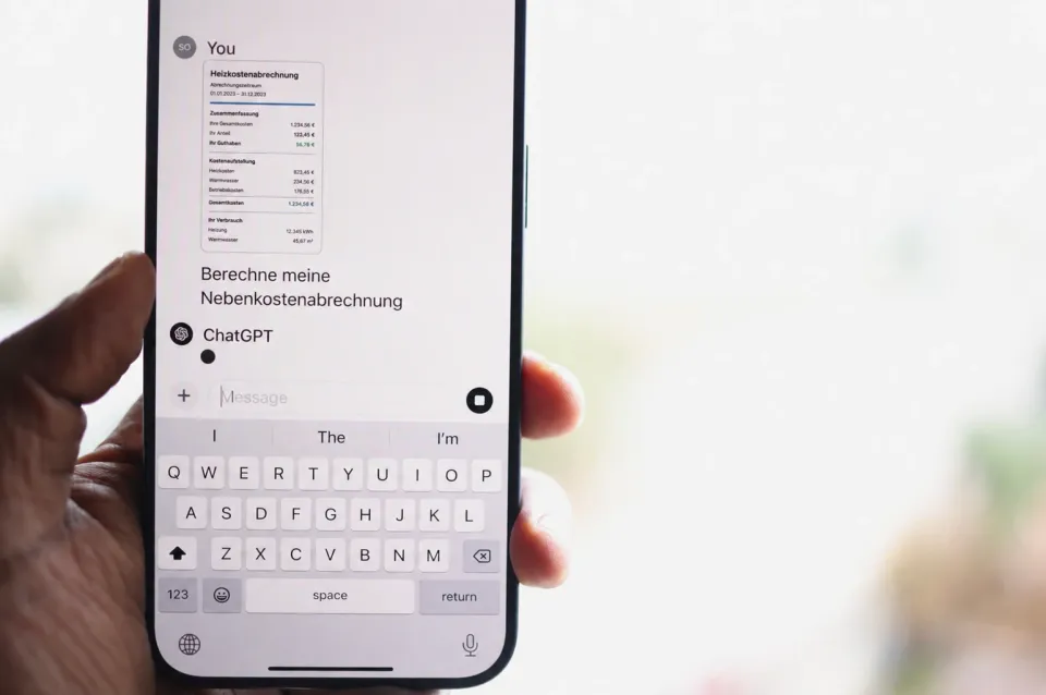 Smartphone mit ChatGPT-Anfrage zur Berechnung einer Nebenkostenabrechnung