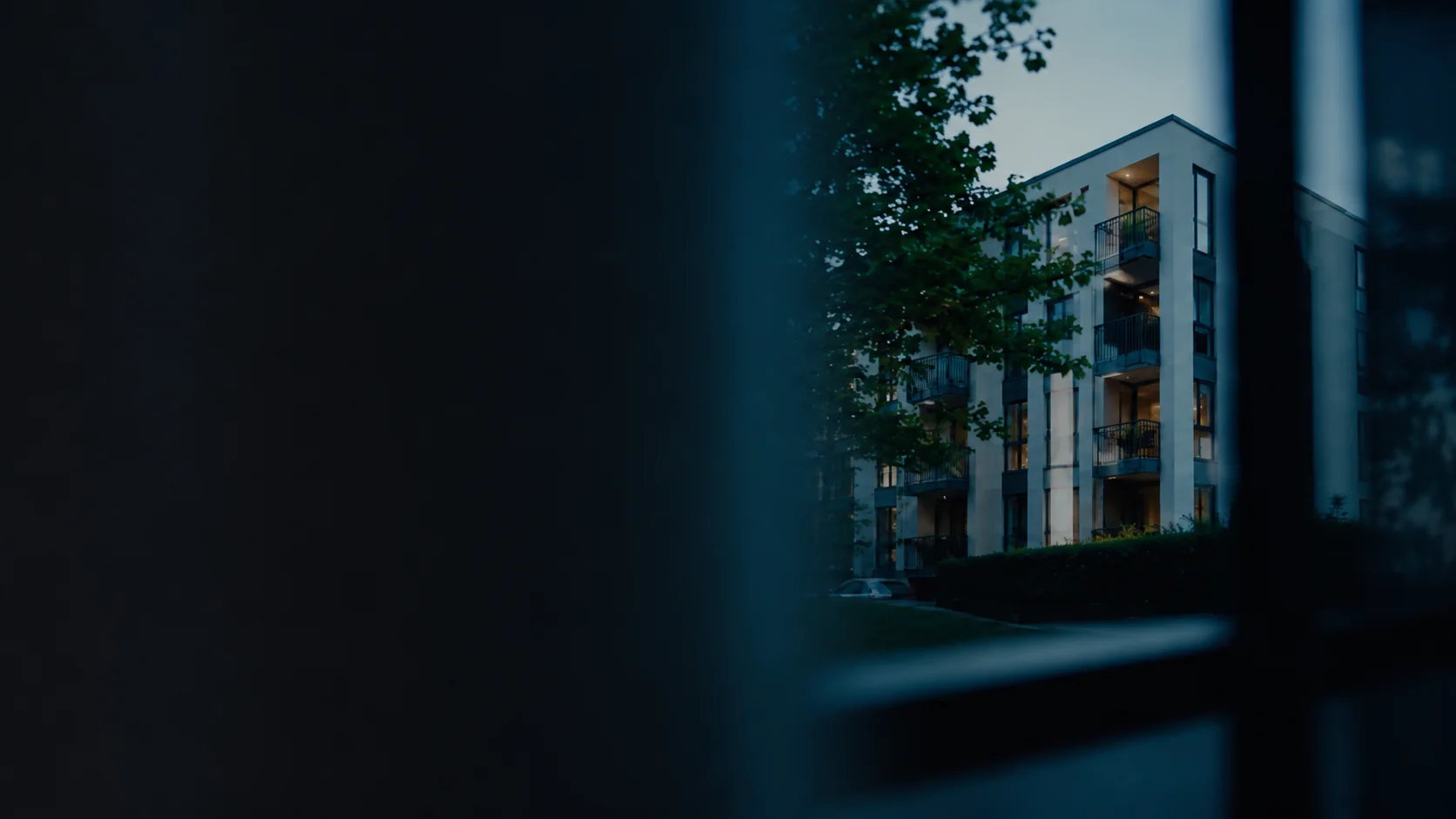 Modernes Wohnhaus mit Fenstern als Hintergrund für ein kostenloses Erstgespräch