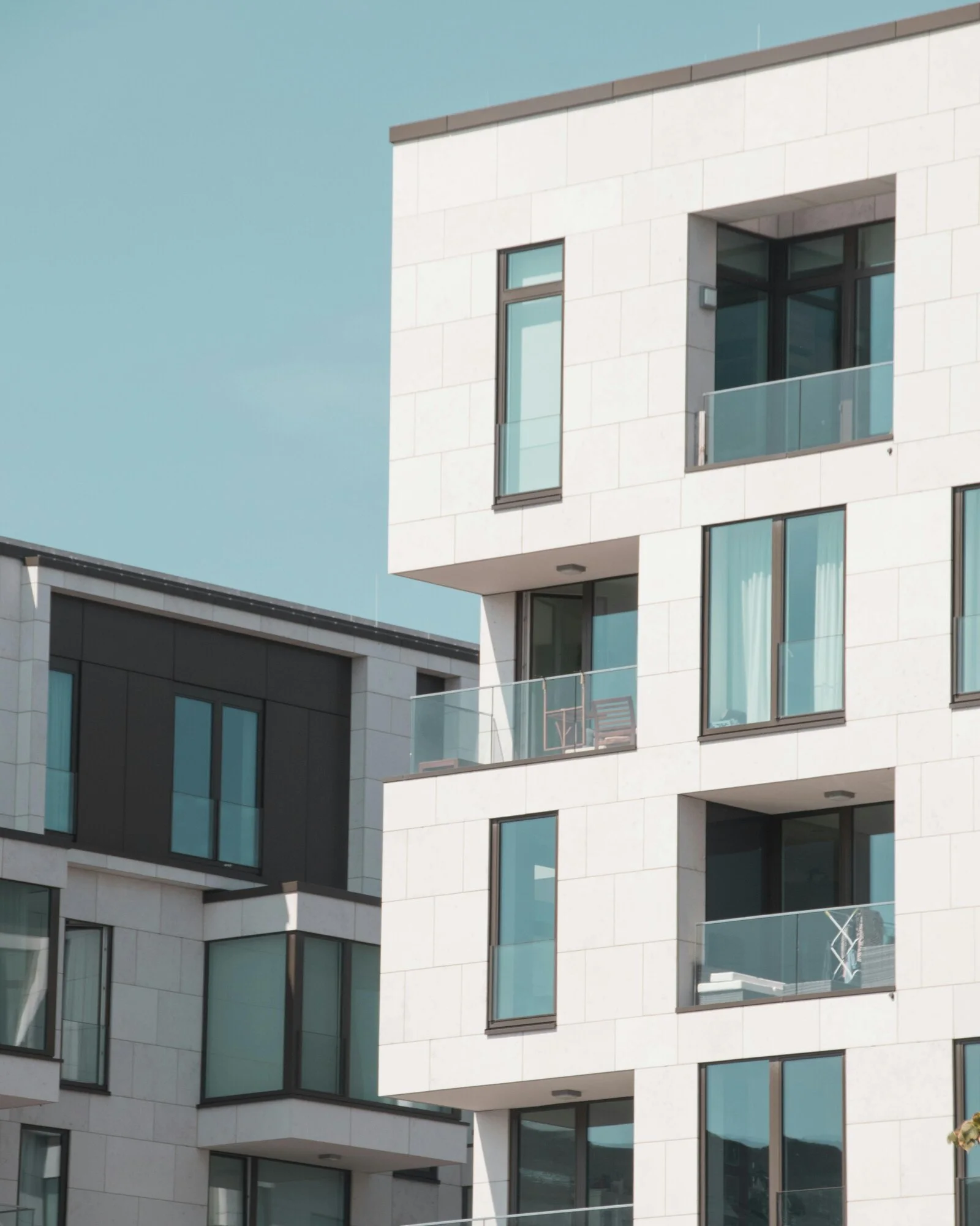 Modernes Mehrfamilienhaus für Mietshausverwaltung durch Inoovion